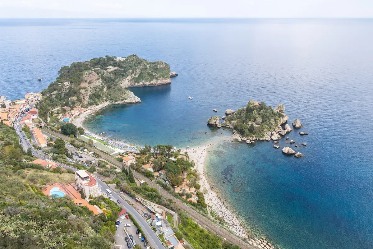 Isola Bella und die Bucht unter Taormina von oben